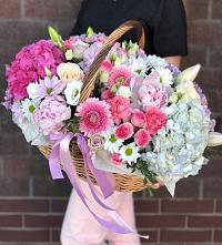 Цветочная композиция из Розы, Хризантемы, Пионы и Лизиантусы в корзине в Солдатском