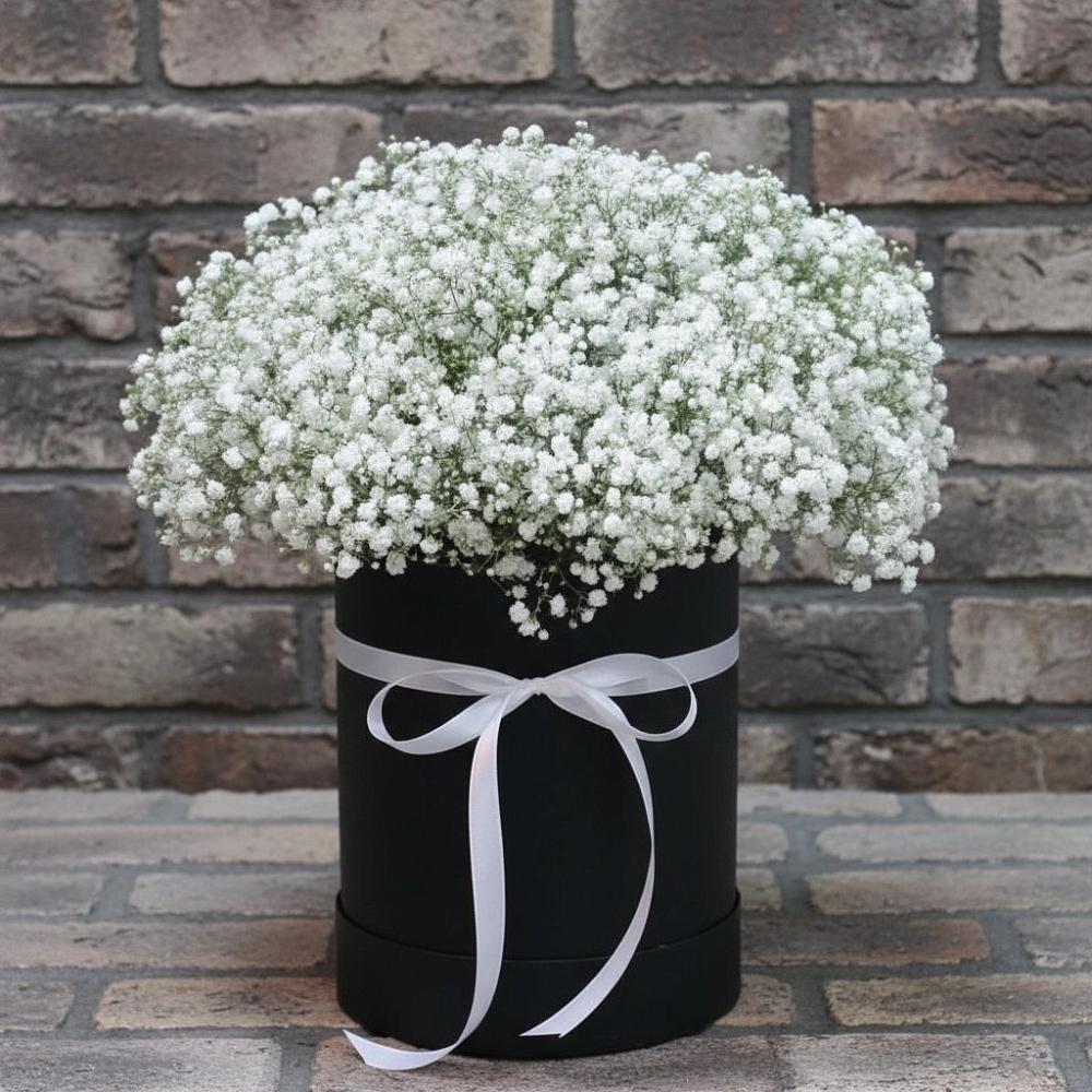 Цветочная композиция из Гипсофила в шляпной коробке в Солдатском