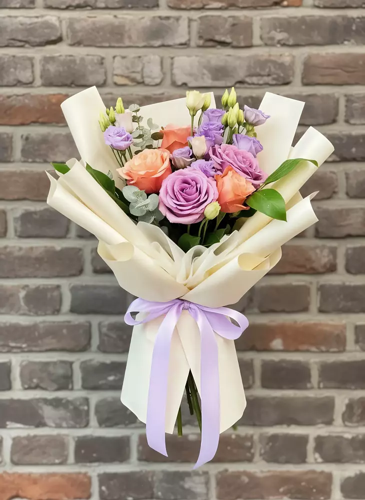 Букет цветов из: Лизиантусы и Розы в Солдатском