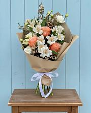 Букет цветов из:  Альстромерии, Лизиантусы, Розы и Хризантемы в Солдатском