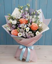 Букет цветов из:  Лизиантусы, Розы, Альстромерии и Гипсофила в Солдатском
