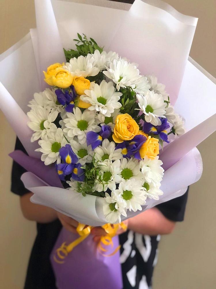 Букет цветов из: Ирисы, Хризантемы и Розы в Солдатском