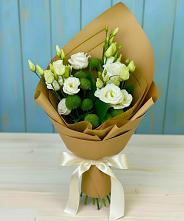 Букет цветов из:  Хризантемы и Лизиантусы в Солдатском