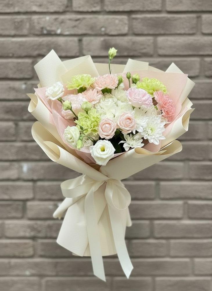 Букет цветов из: Гвоздики, Розы, Лизиантусы и Хризантемы в Солдатском