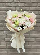 Букет цветов из:  Гвоздики, Розы, Лизиантусы и Хризантемы в Солдатском