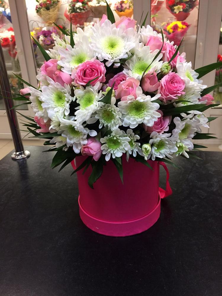 Цветочная композиция из Розы и Хризантемы в шляпной коробке в Солдатском