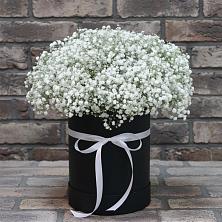 Цветочная композиция из Гипсофила в шляпной коробке в Солдатском