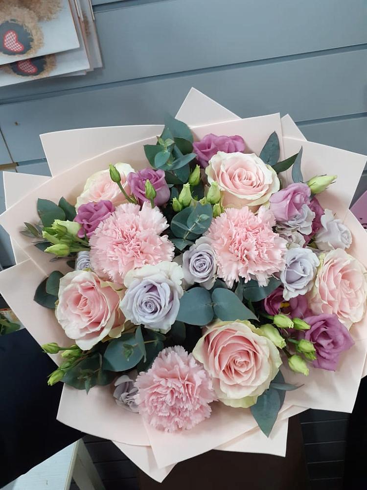 Букет цветов из: Розы, Гвоздики и Лизиантусы в Солдатском